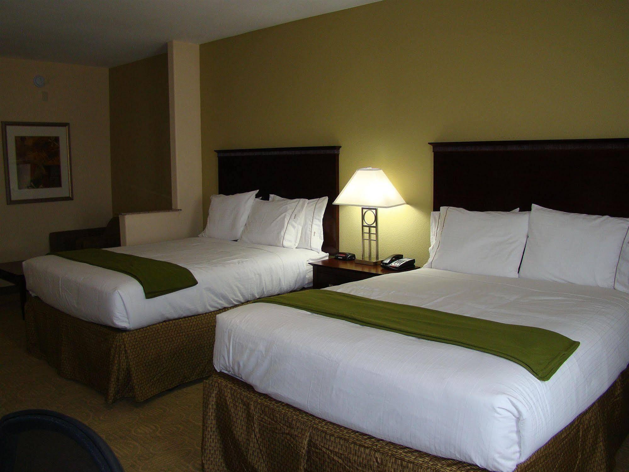Holiday Inn Express & Suites Brownfield Exterior photo