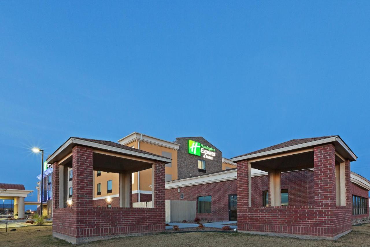 Holiday Inn Express & Suites Brownfield Exterior photo